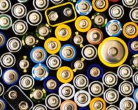 Close-up van vele cilindrische batterijcellen in verschillende kleuren