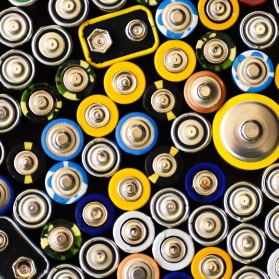 Close-up van vele cilindrische batterijcellen in verschillende kleuren